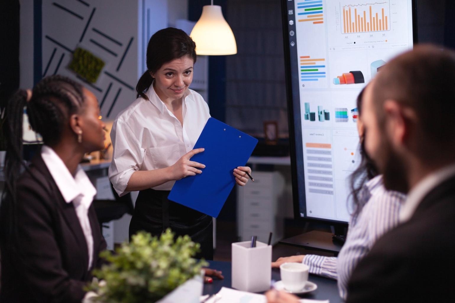 Espace de travail collaboratif avec écrans et documents