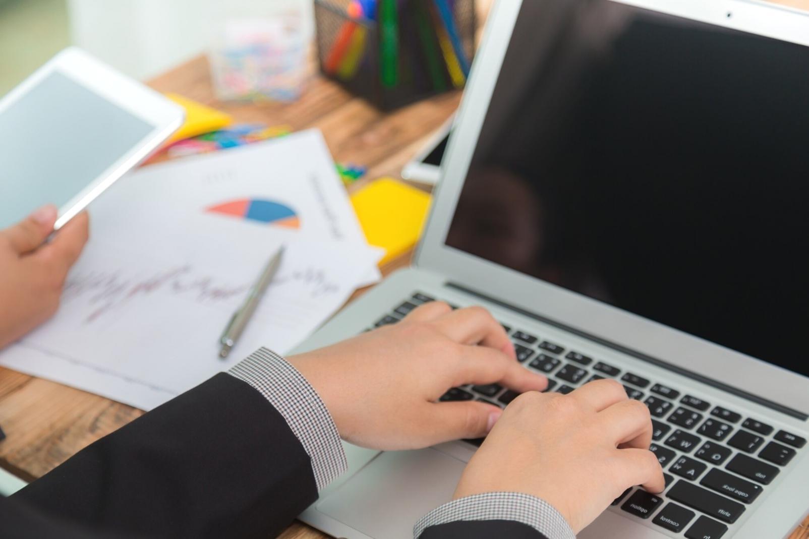 Session de formation sur l'analyse financière avec documents et ordinateur